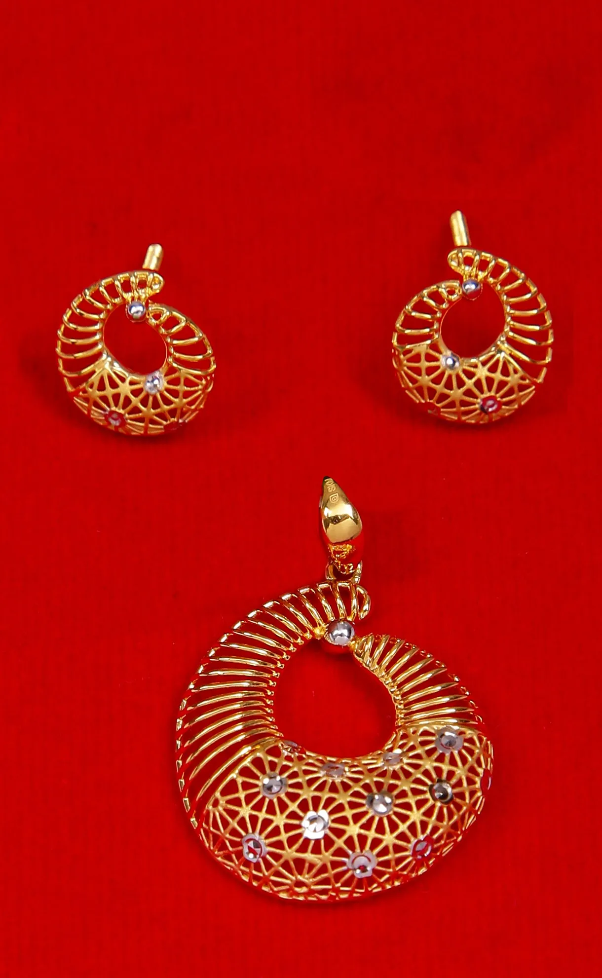 22 KT Designer Gold  Pendant Set (D138)
