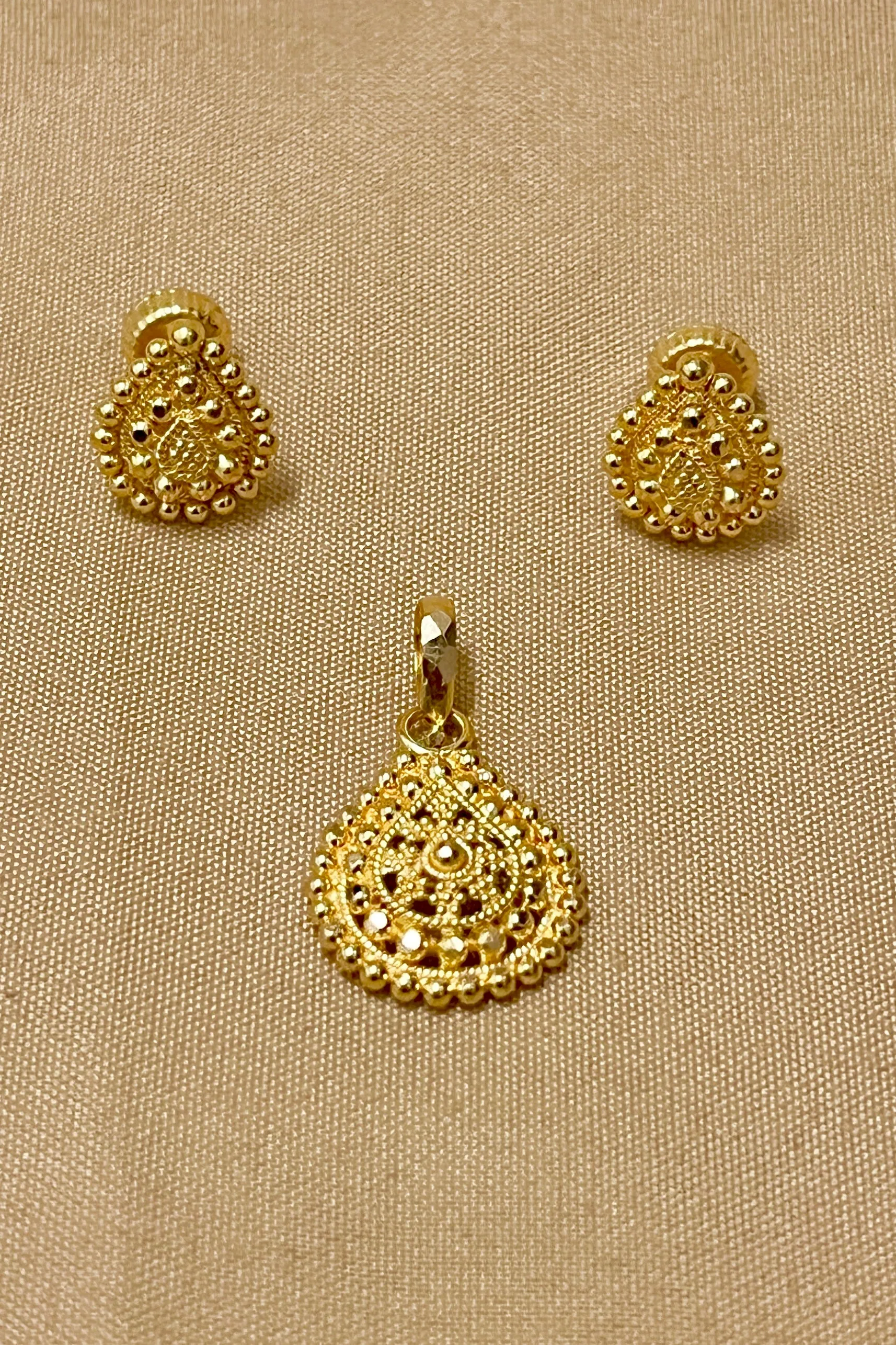 22 KT Gold Designer Teardrop Pendant Set (D116)