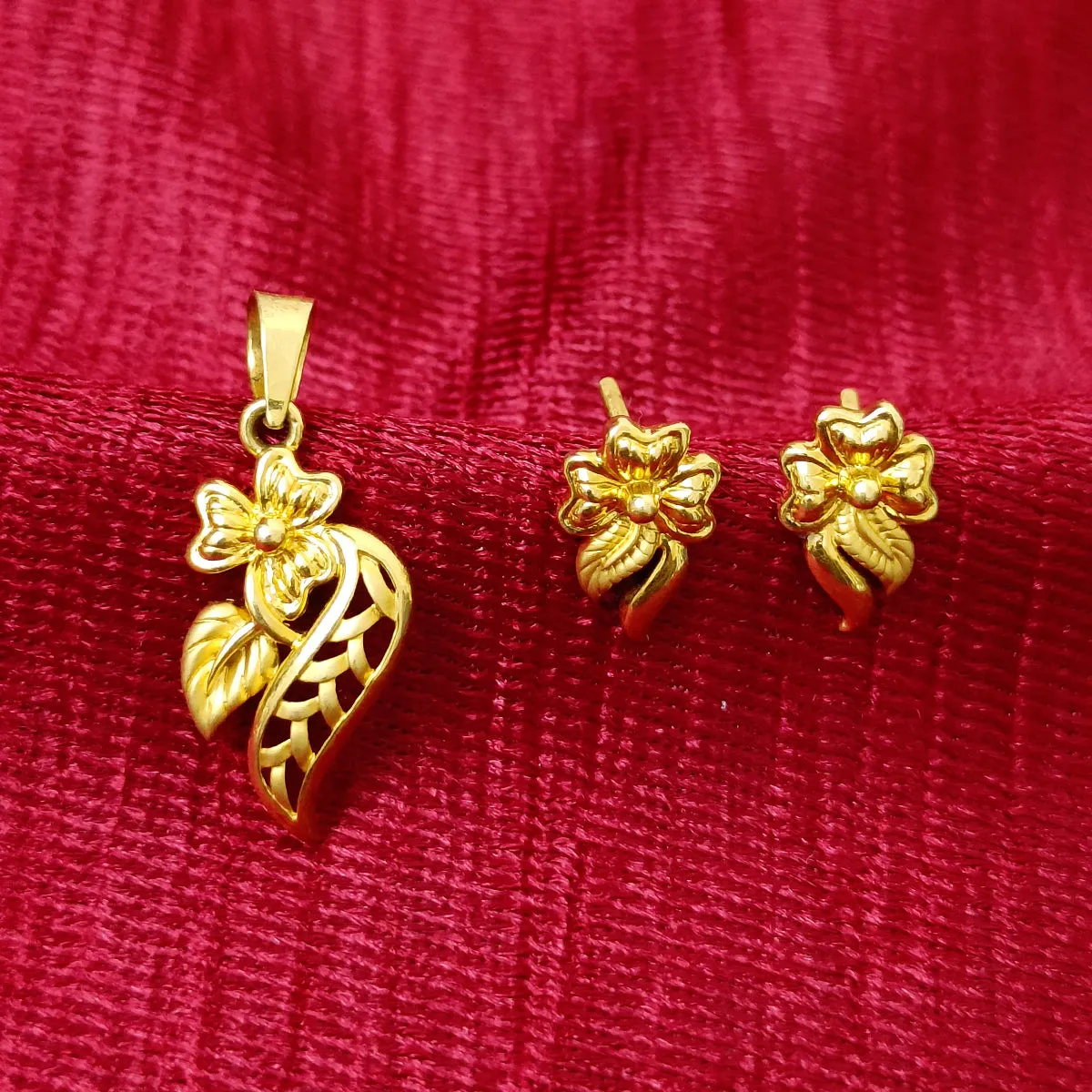 22 KT Gold Unisex Flower Pendant with Earring (D32)