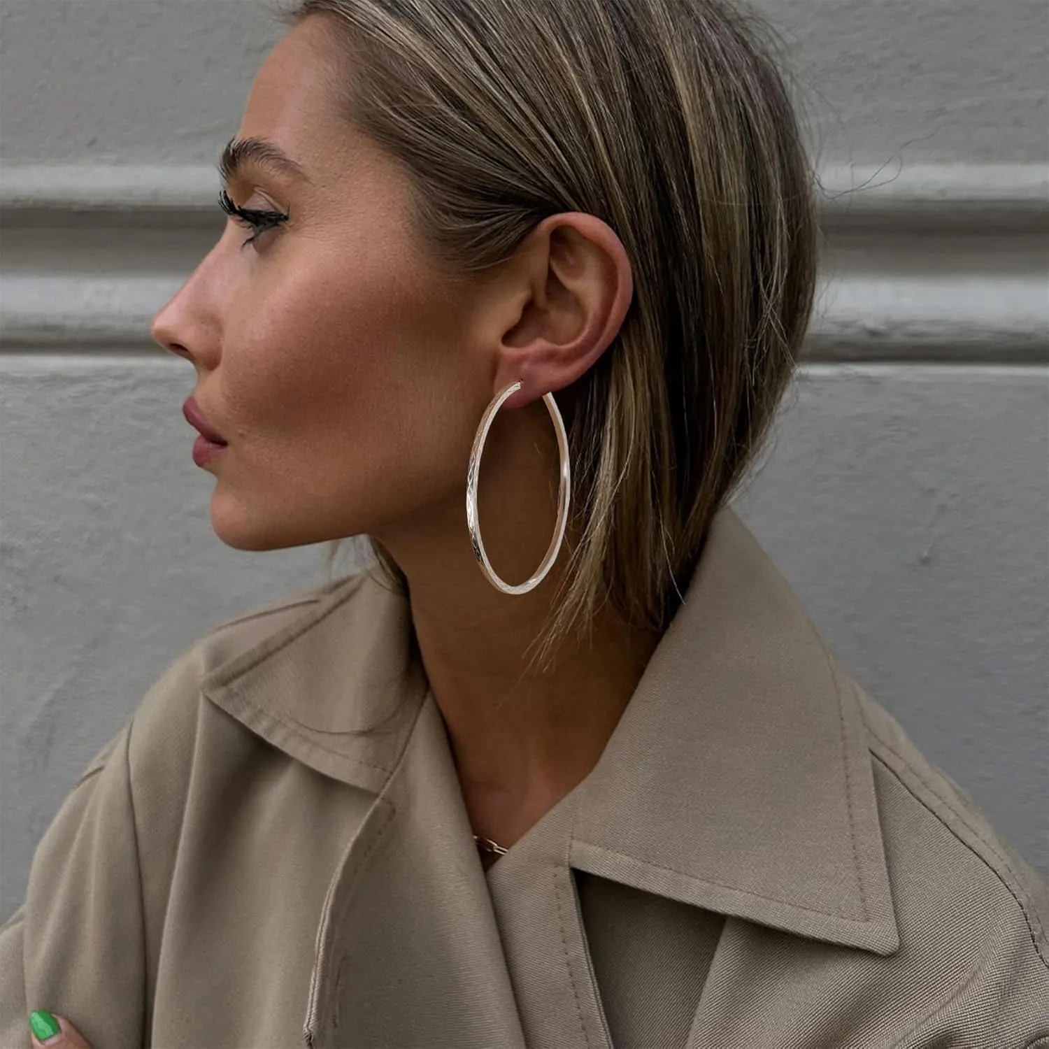 BMMYE Gold Hoop Earrings for Women Lightweight 14K Gold Plated Earrings Hypoallergenic Earrings Big Hoop Earrings for Women 40/50/60/70MM