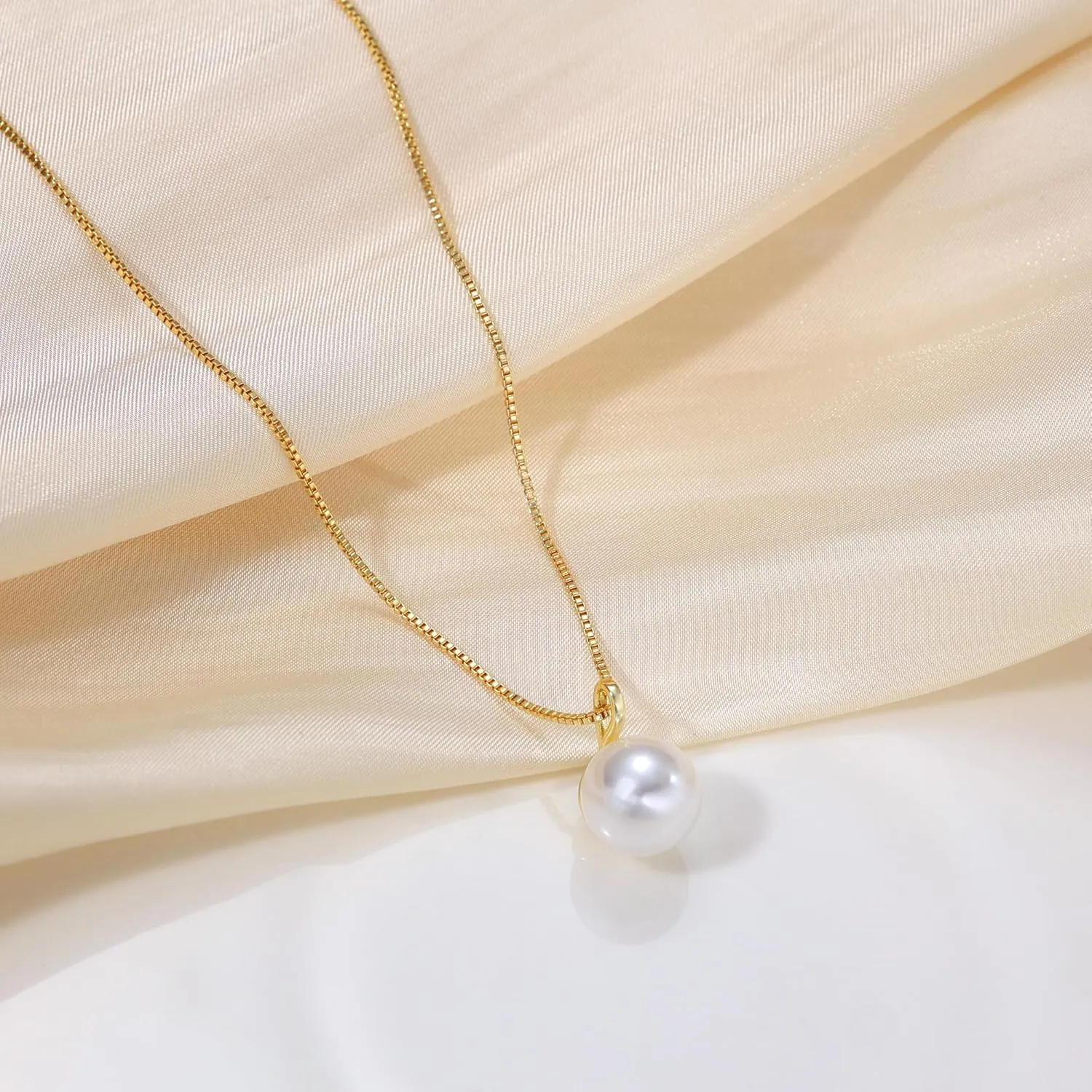 Gold Pendant Necklace for Women, Dainty Diamond Necklaces for Women Simple 14K Gold Plated Paperclip Choker Necklaces Cute Minimalist Open Oval Necklaces Gold Jewelry for Women Gifts