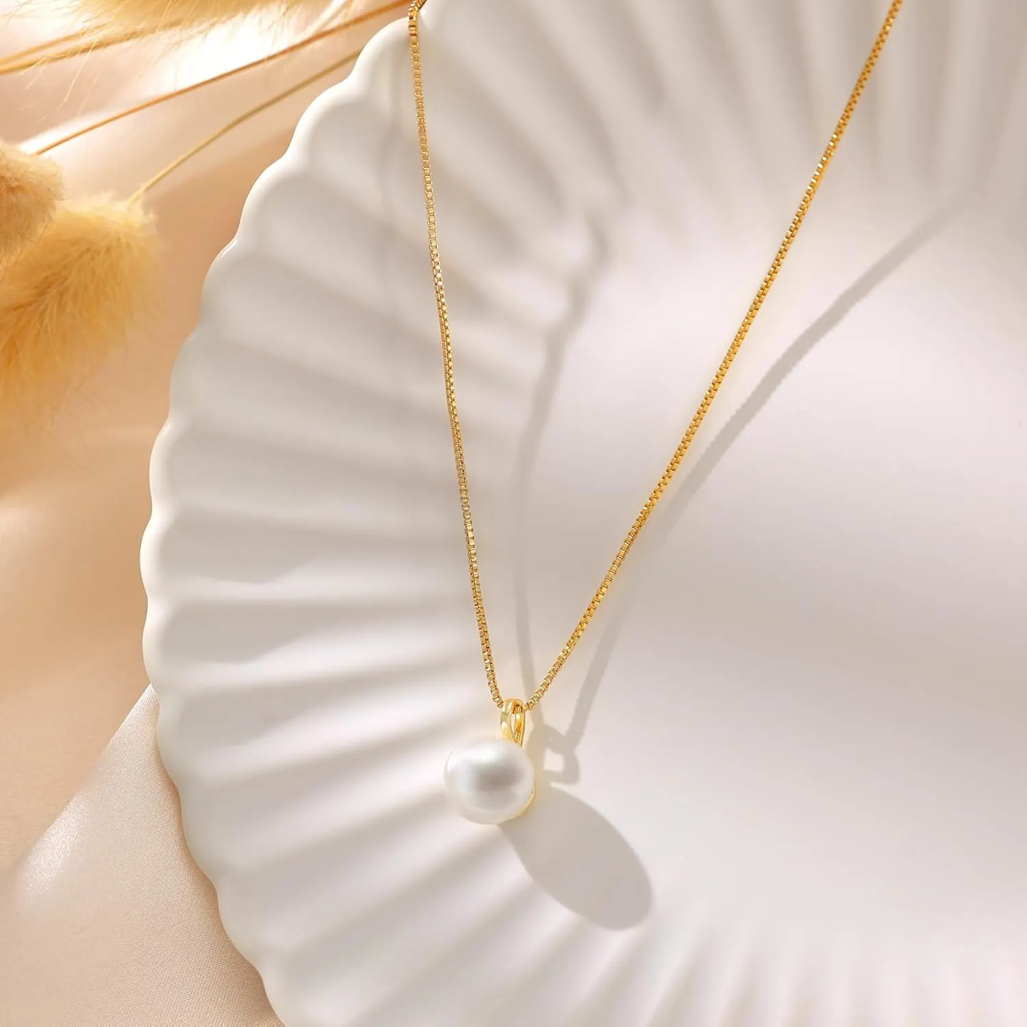 Gold Pendant Necklace for Women, Dainty Diamond Necklaces for Women Simple 14K Gold Plated Paperclip Choker Necklaces Cute Minimalist Open Oval Necklaces Gold Jewelry for Women Gifts